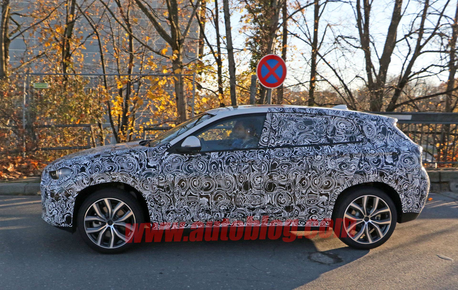 crossover cuv bmw x2 profile camouflage spied
