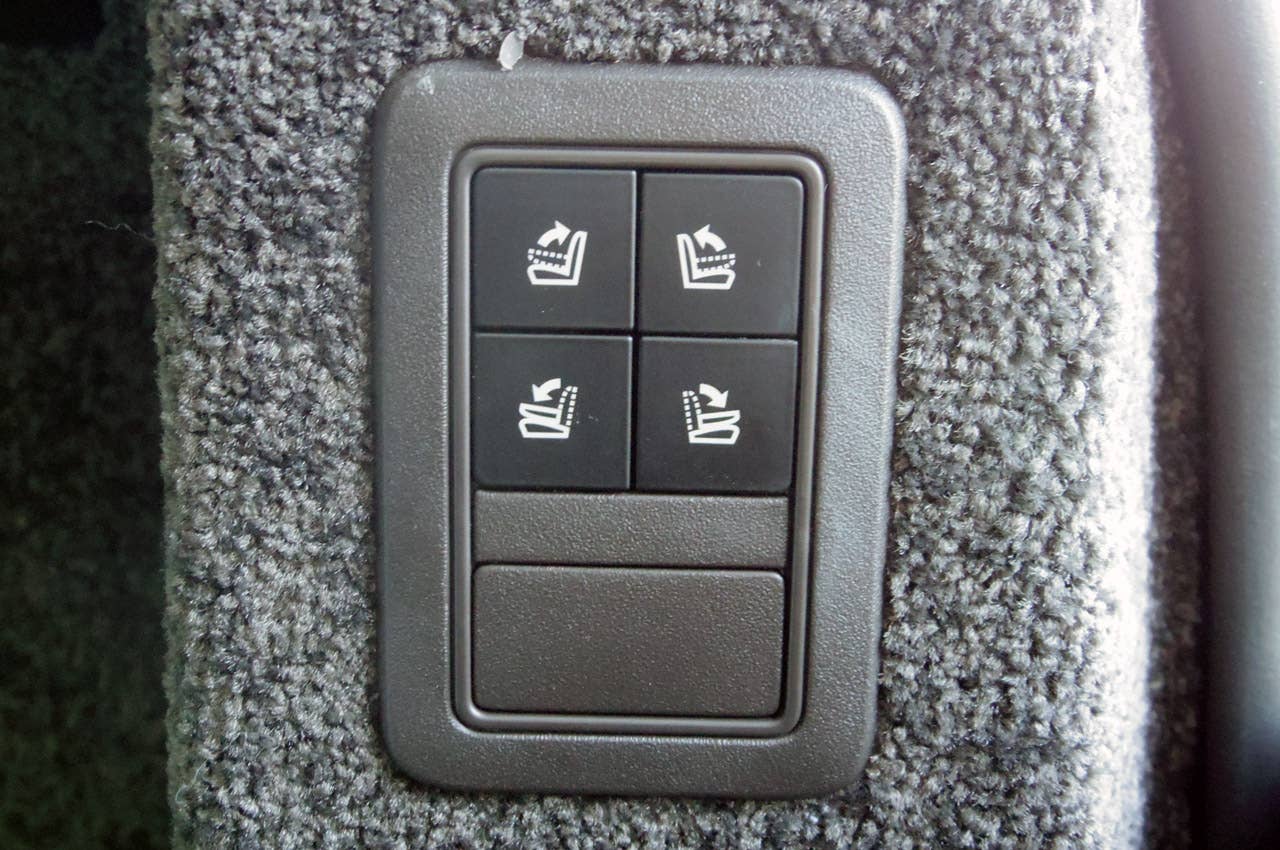 2013 Land Rover Range Rover seat position controls