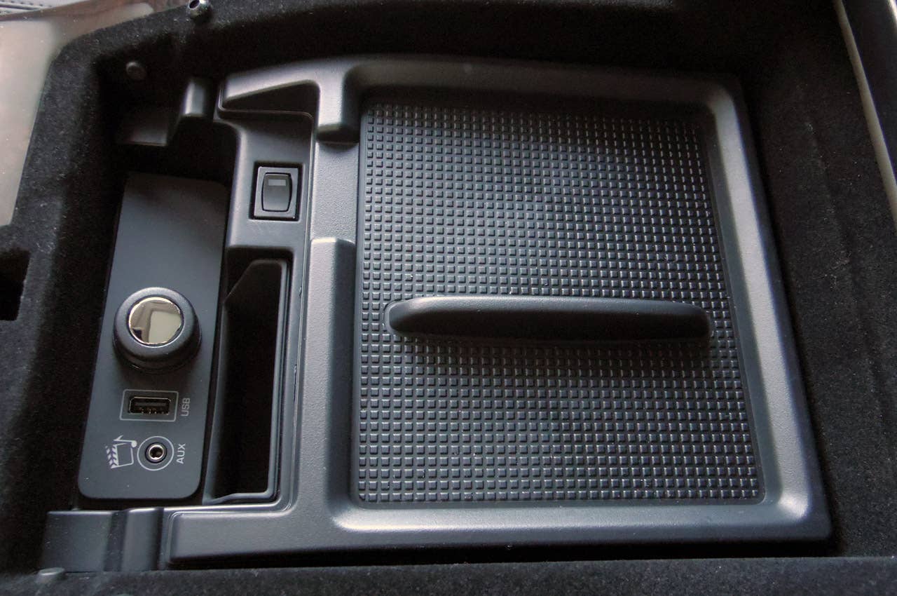 2013 Land Rover Range Rover center console storage