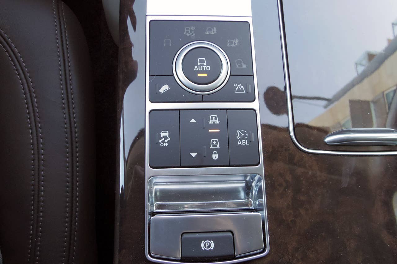 2013 Land Rover Range Rover center console