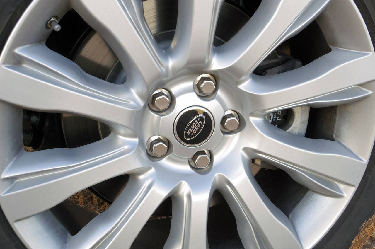 2013 Land Rover Range Rover wheel detail
