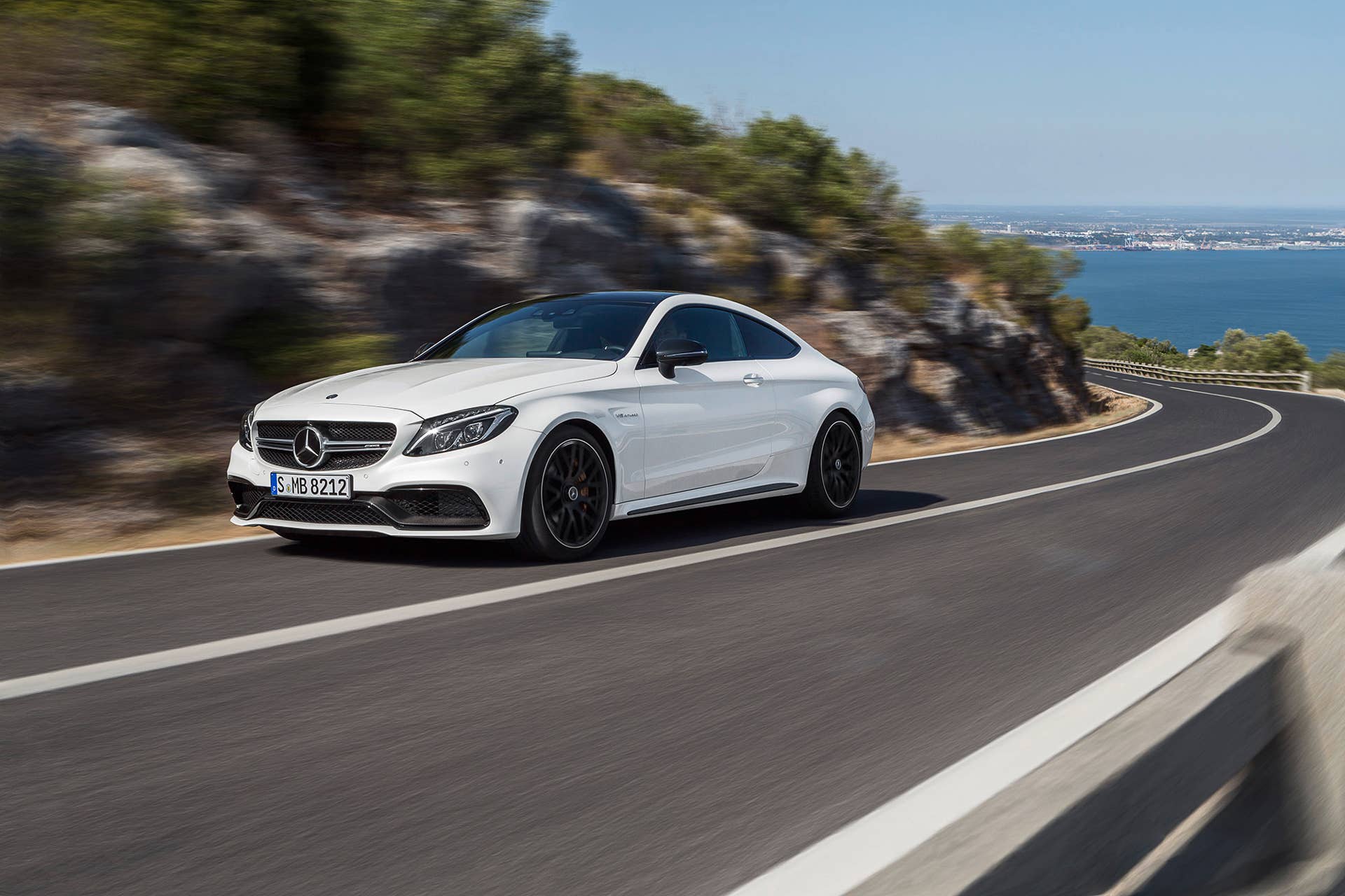 Mercedes-AMG C 63 S Coupé (C 205) 2015; Exterieur: designo diamantweià bright, Night Paket exterior: designo diamond white bright, night package