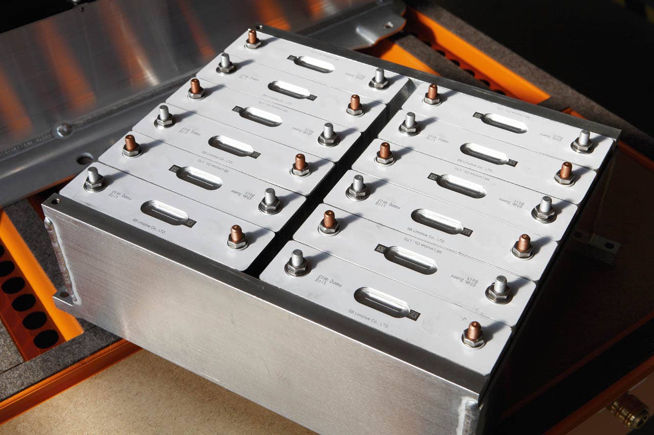 High voltage storage battery module with Lithium-Ion battery cells (06/2010)