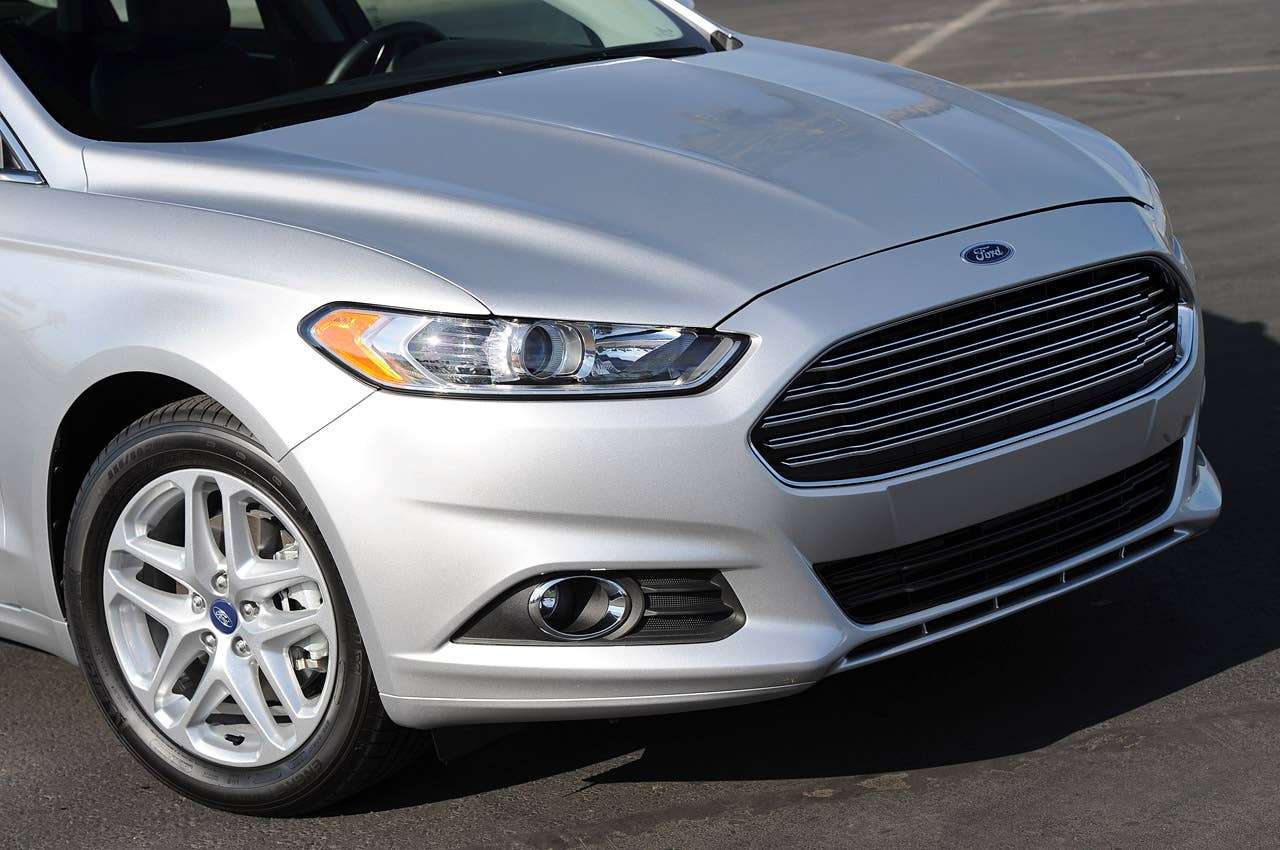2013 Ford Fusion front detail