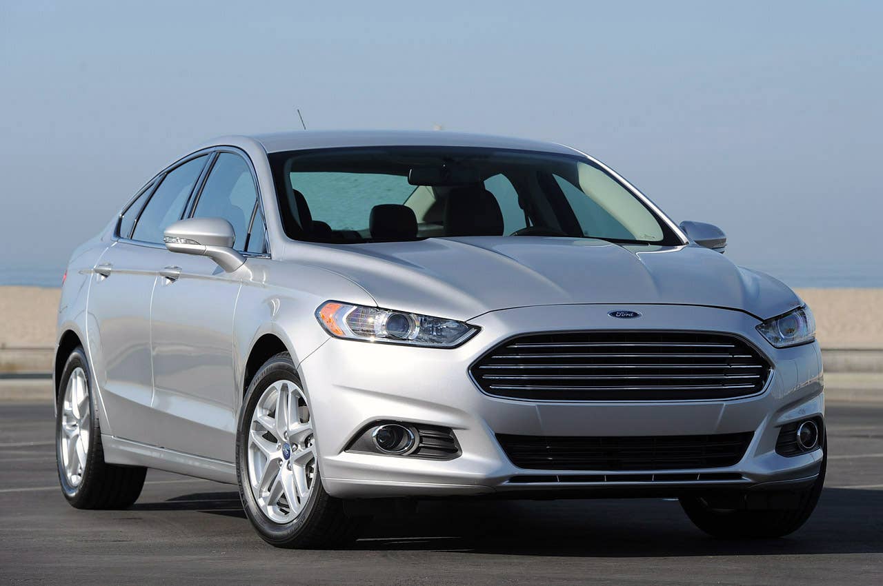 2013 Ford Fusion front 3/4 view
