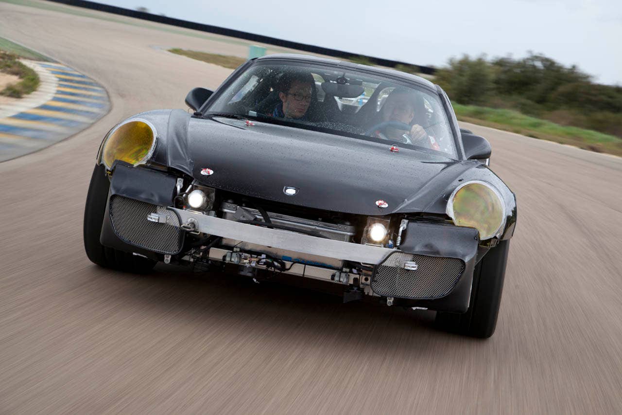 Porsche 918 Spyder front on track