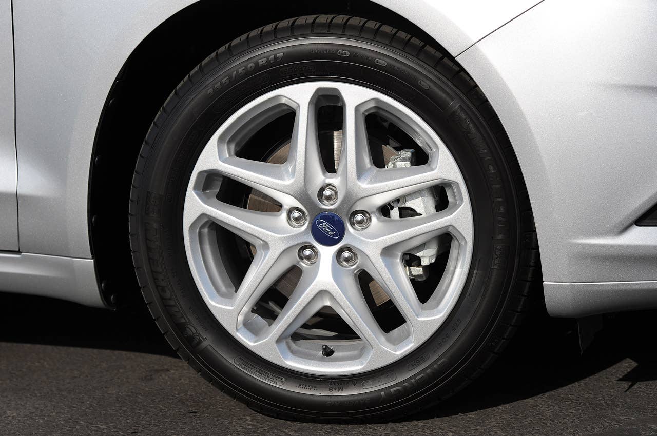 2013 Ford Fusion wheel
