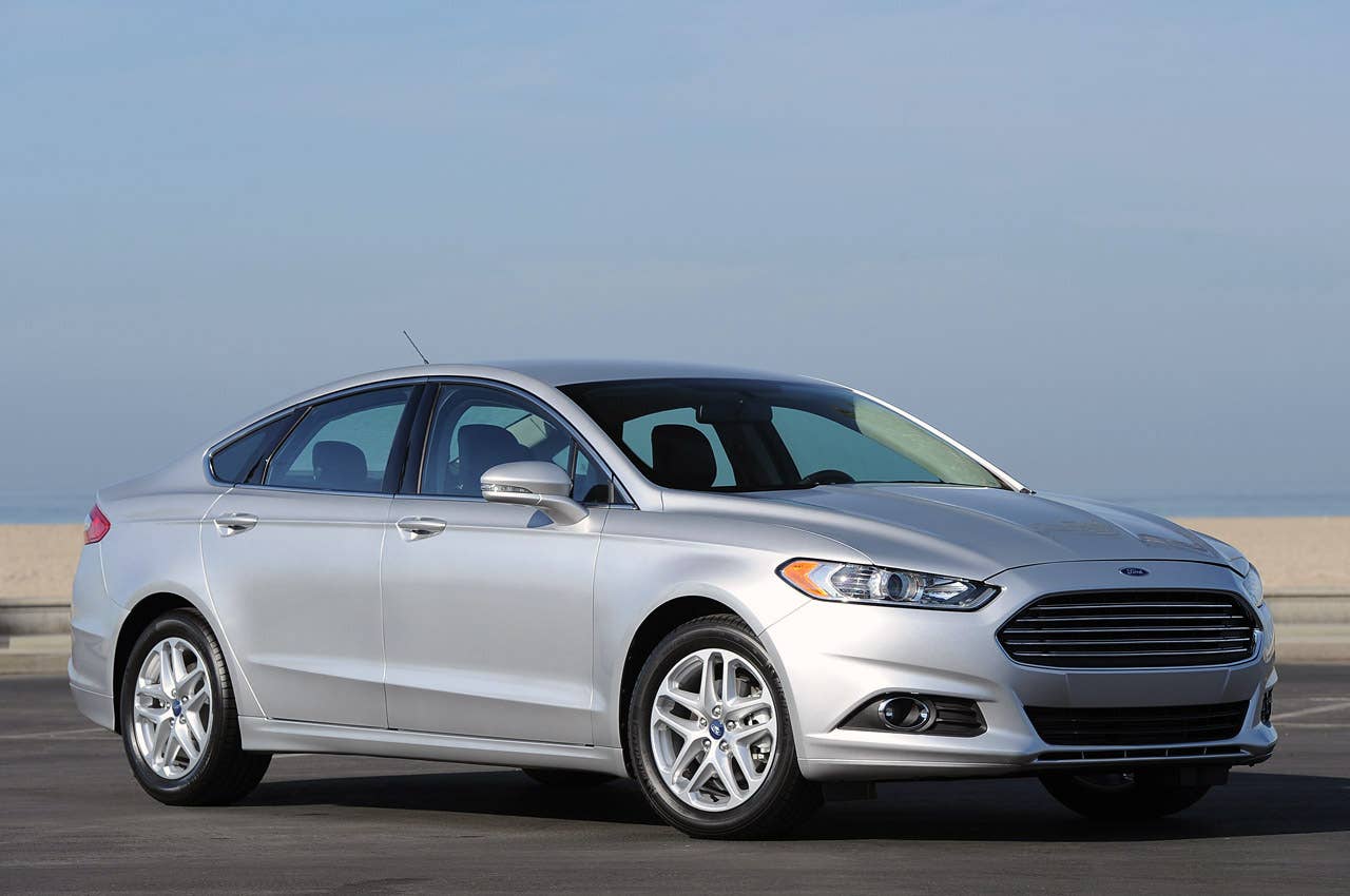 2013 Ford Fusion front 3/4 view