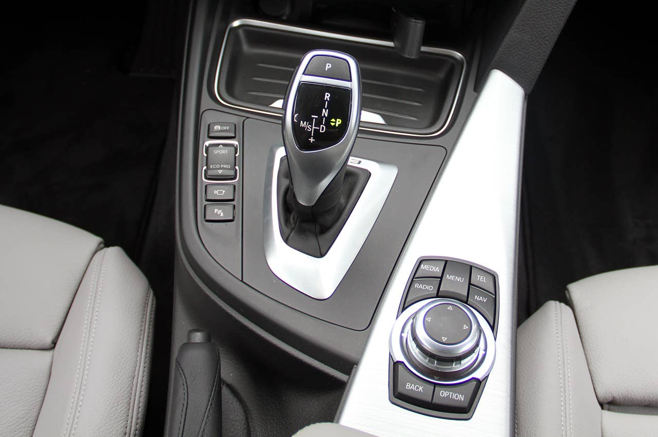 2013 BMW ActiveHybrid 3 center console