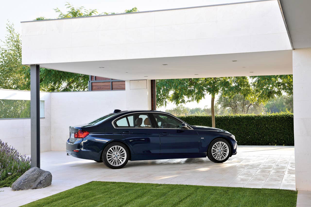 The new BMW 3 Series Sedan, Luxury Line (10/2011)
