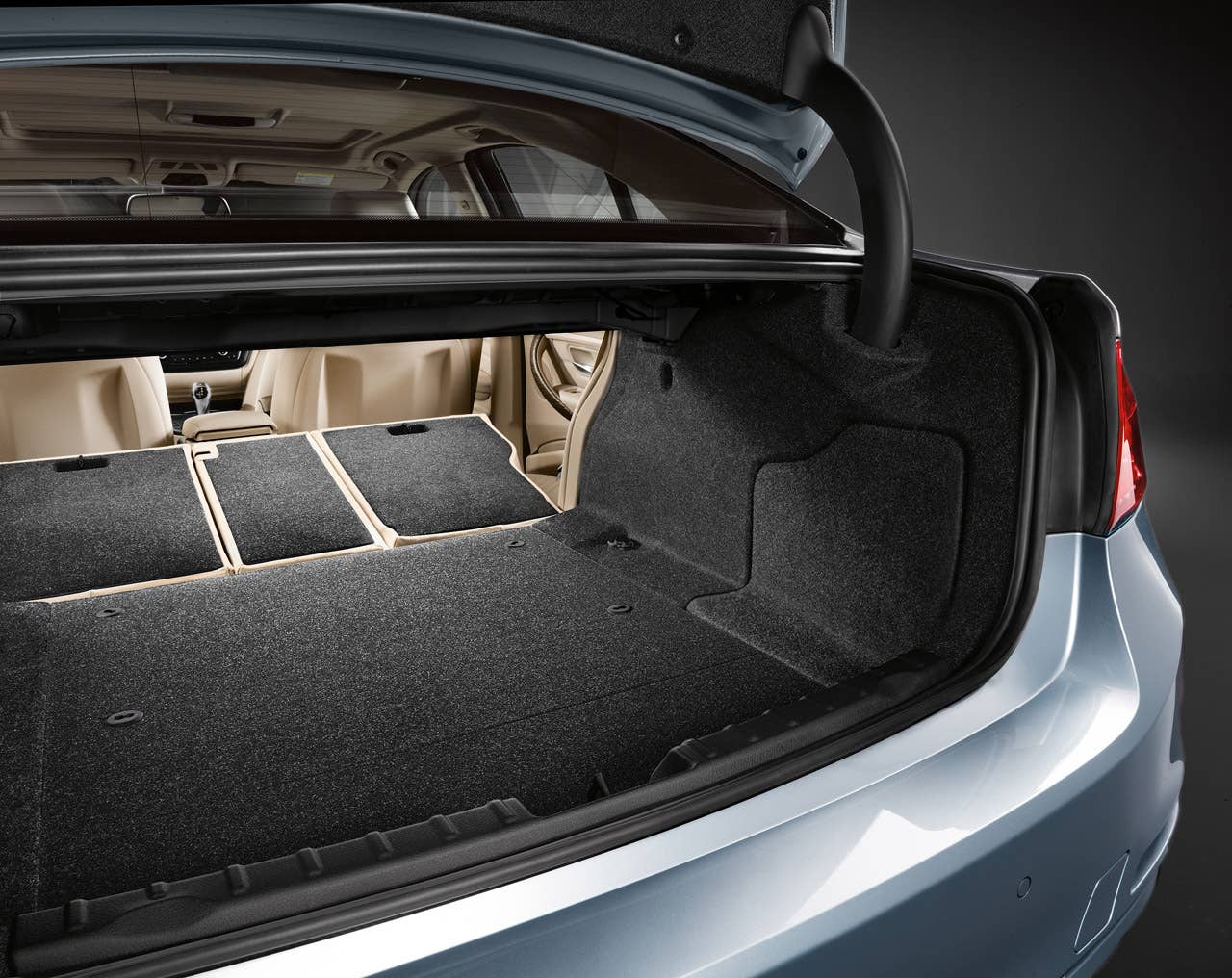 BMW ActiveHybrid 3: Luggage compartment (10/2011)