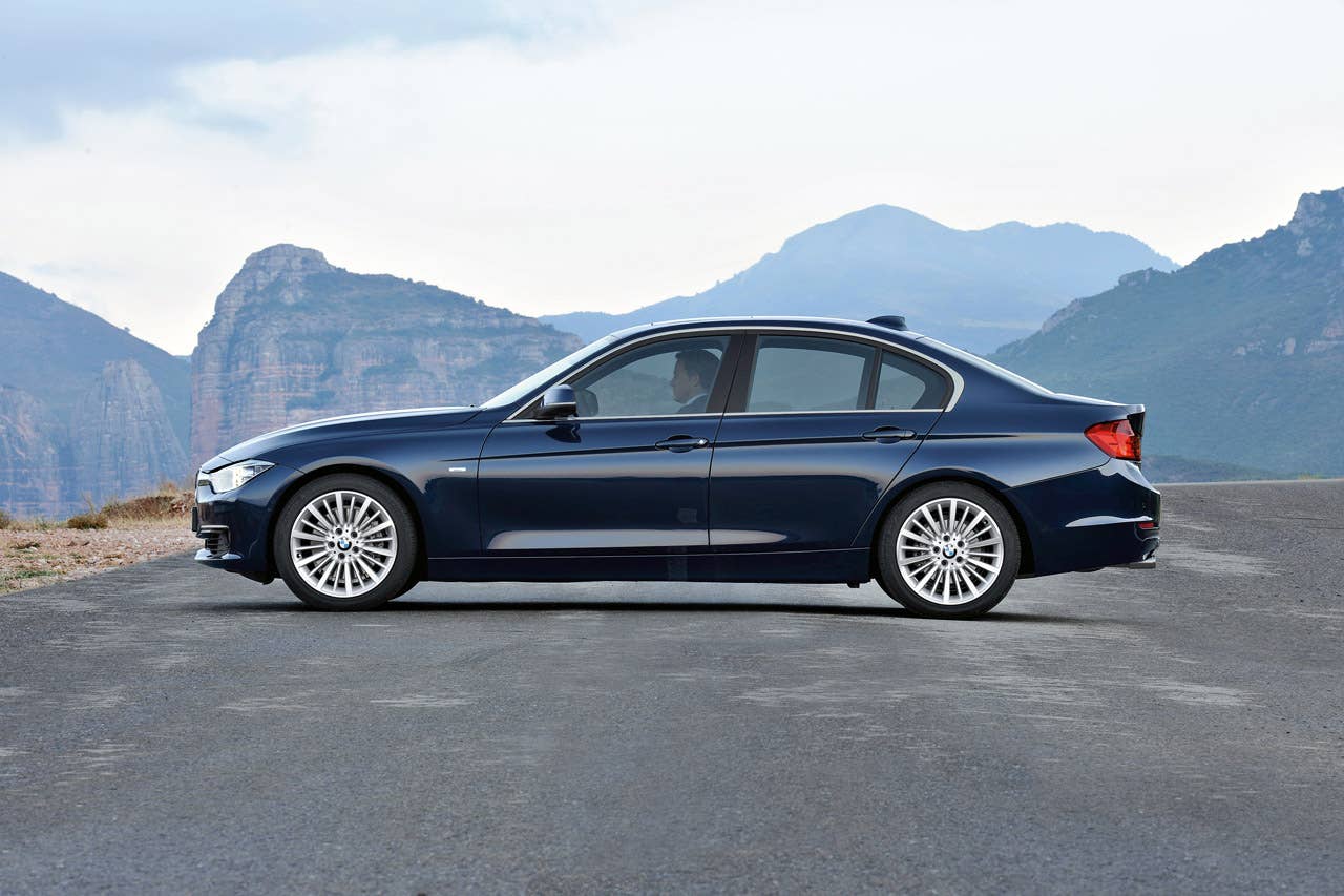 The new BMW 3 Series Sedan, Luxury Line (10/2011)