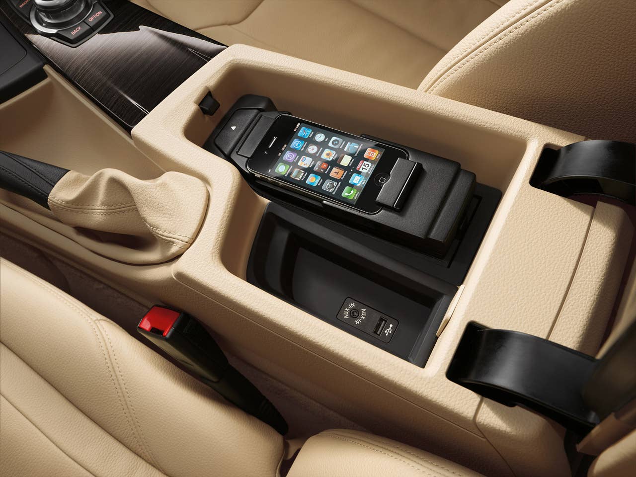 New BMW 3 Series: Large storage compartment in centre console (10/2011)