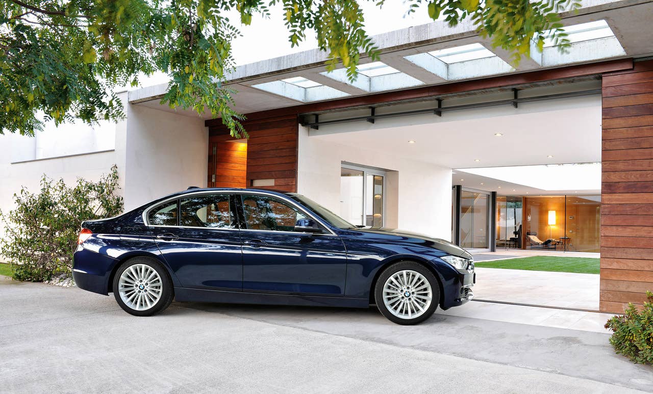 The new BMW 3 Series Sedan, Luxury Line (10/2011)