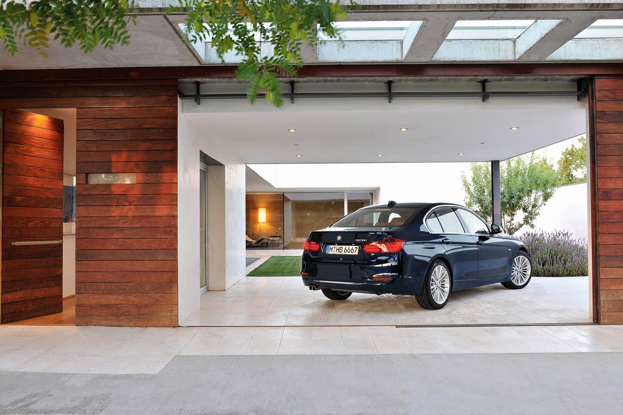 The new BMW 3 Series Sedan, Luxury Line (10/2011)