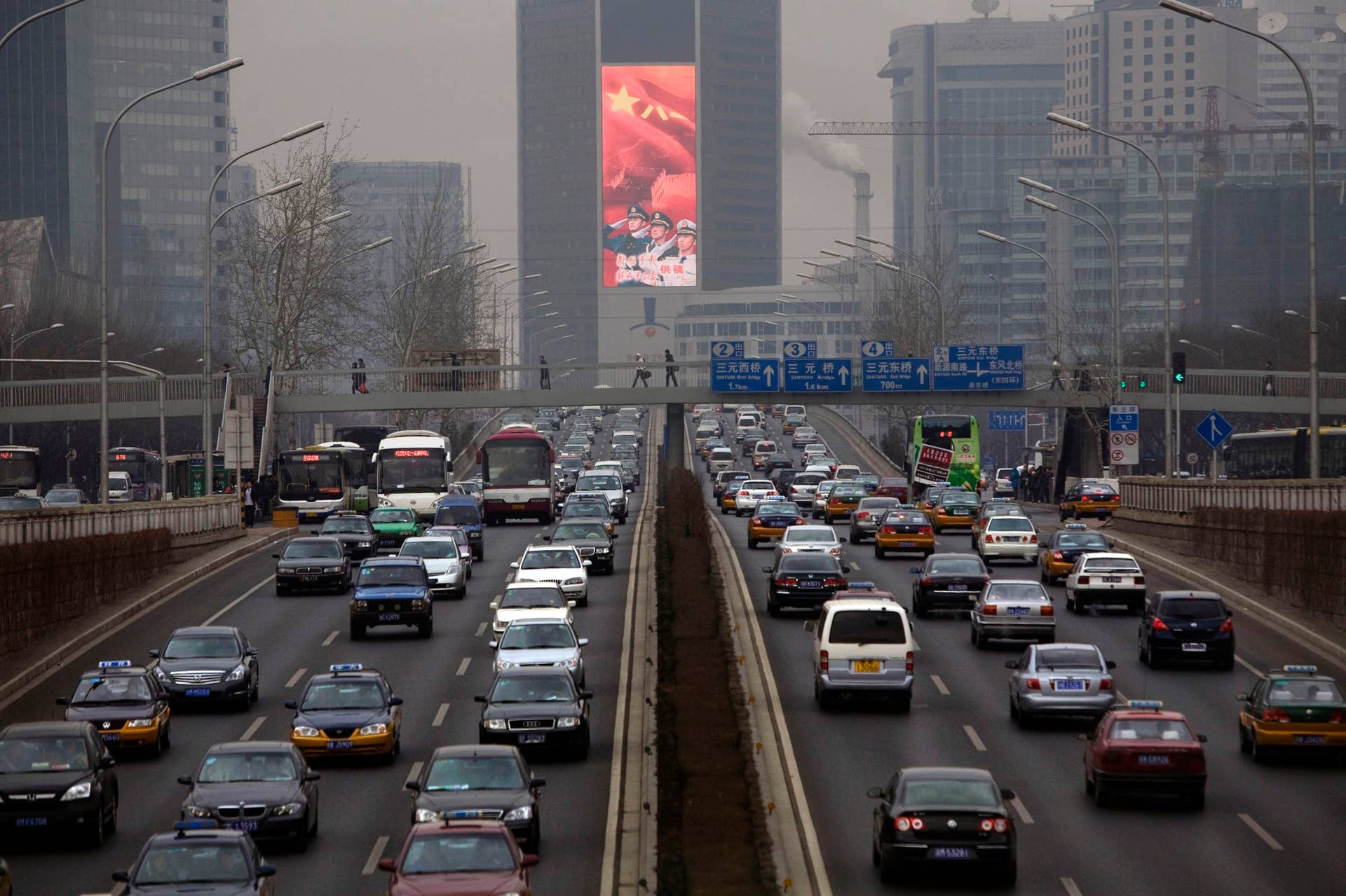 Heavy traffic along a major thoroughfare in Beijing, China, Tuesday, Feb 17, 2009. Beijing's crowded and polluted streets have seen a sharp increase of nearly 66,000 vehicles this year, a 13 percent increase from the previous year, state media reported Tuesday. (AP Photo/Ng Han Guan)