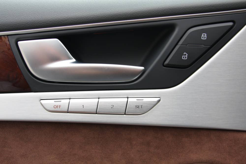 2011 Audi A8 door detail