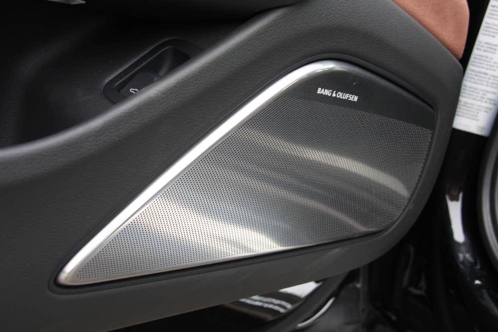 2011 Audi A8 door detail