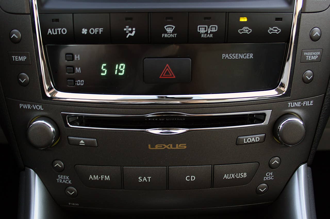 2011 Lexus IS 250 AWD audio controls