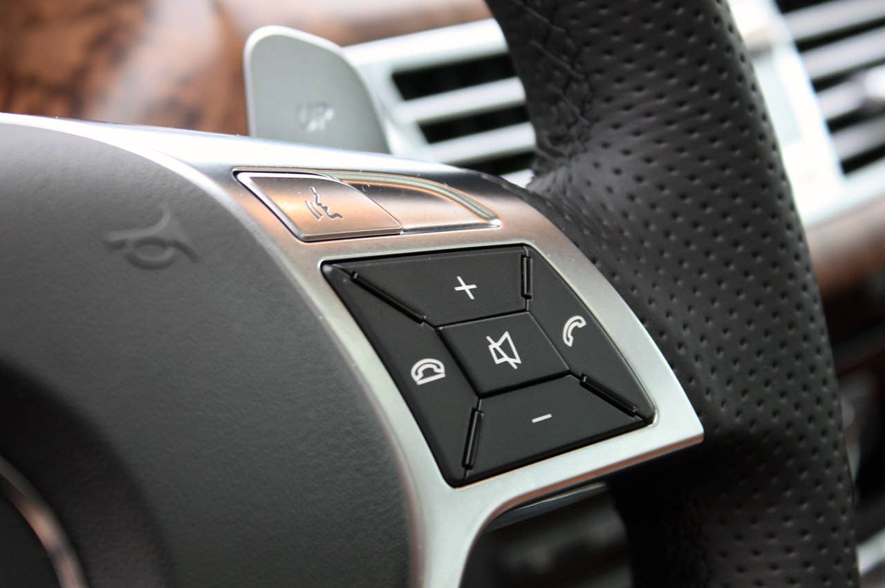 2012 Mercedes-Benz CLS63 AMG steering wheel controls