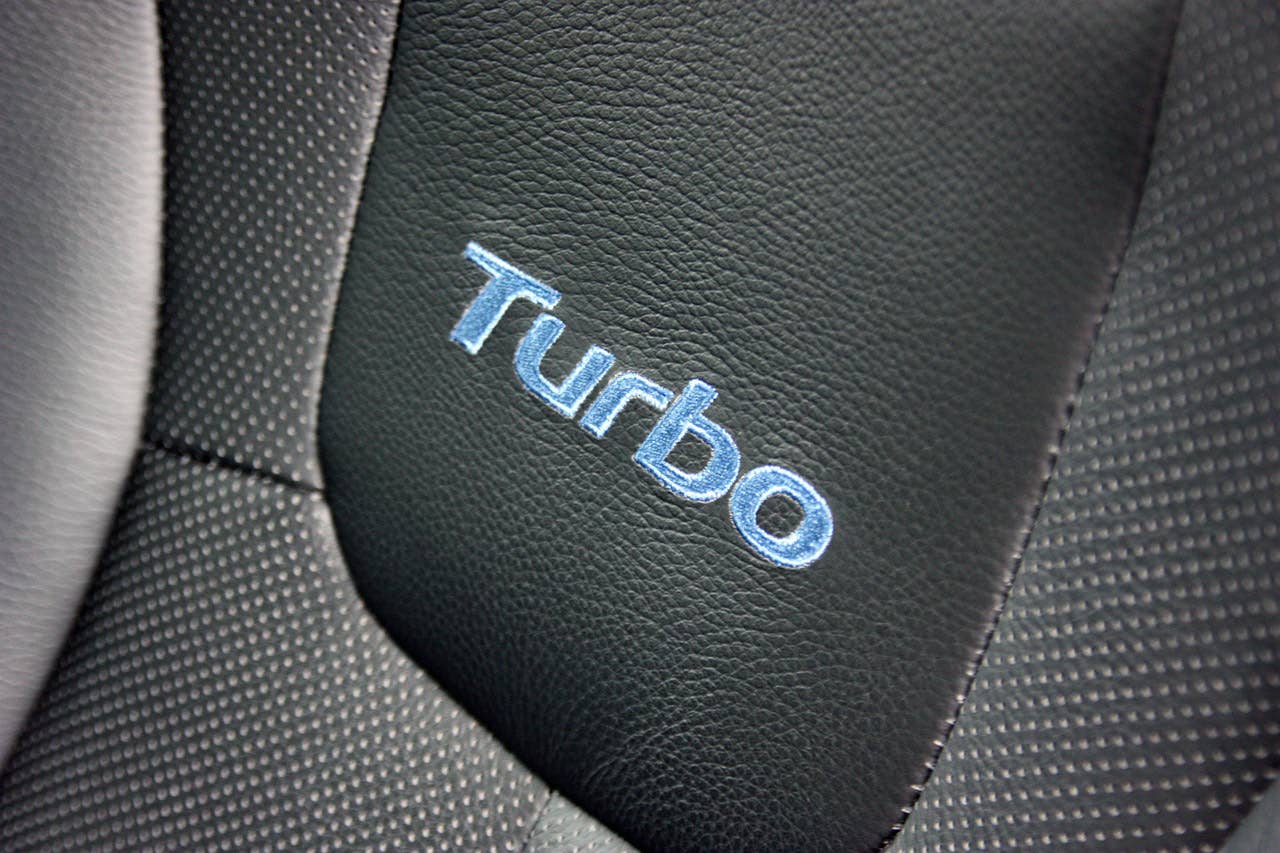 Long-Term 2013 Hyundai Veloster Turbo front seat detail