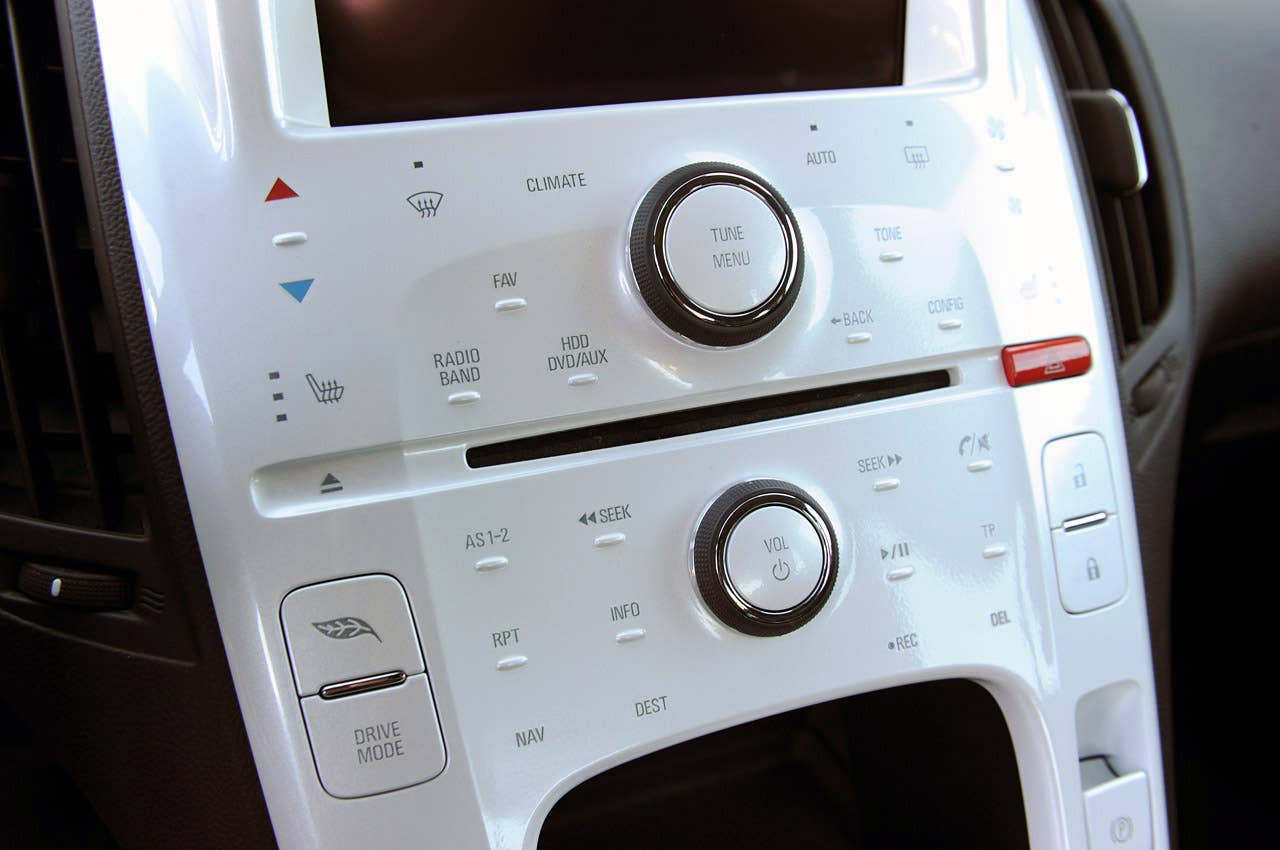 2011 Chevrolet Volt multimedia controls