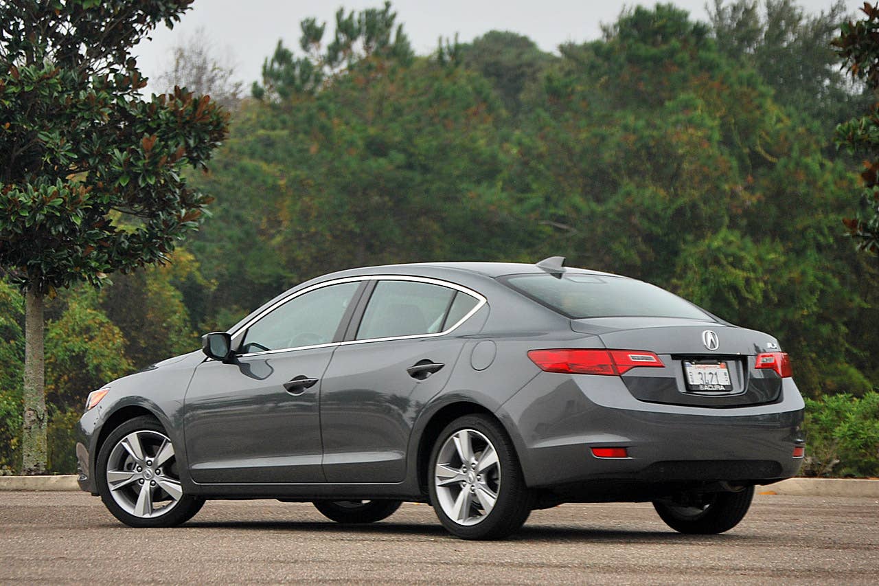2013 Acura ILX rear 3/4 view