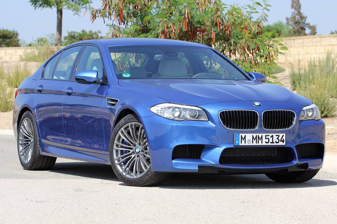 2012 BMW M5 front 3/4 view