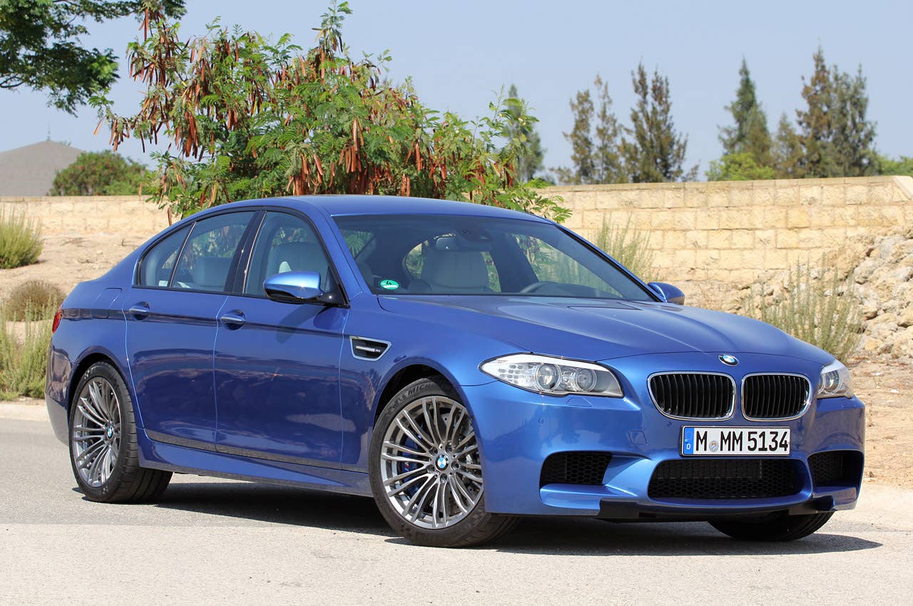 2012 BMW M5 front 3/4 view