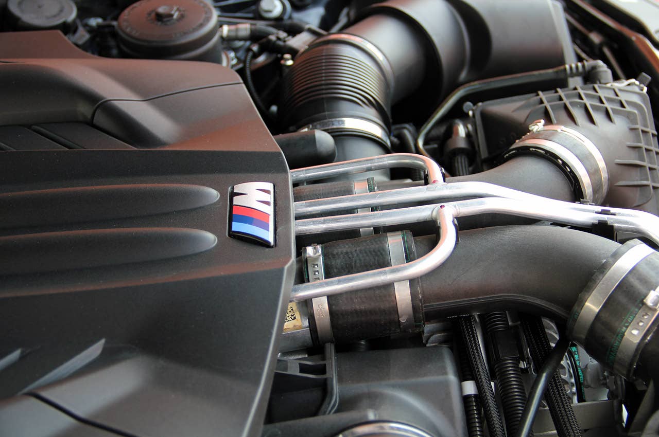 2012 BMW M5 engine detail