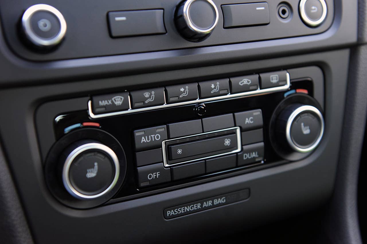 2012 Volkswagen Golf R climate controls