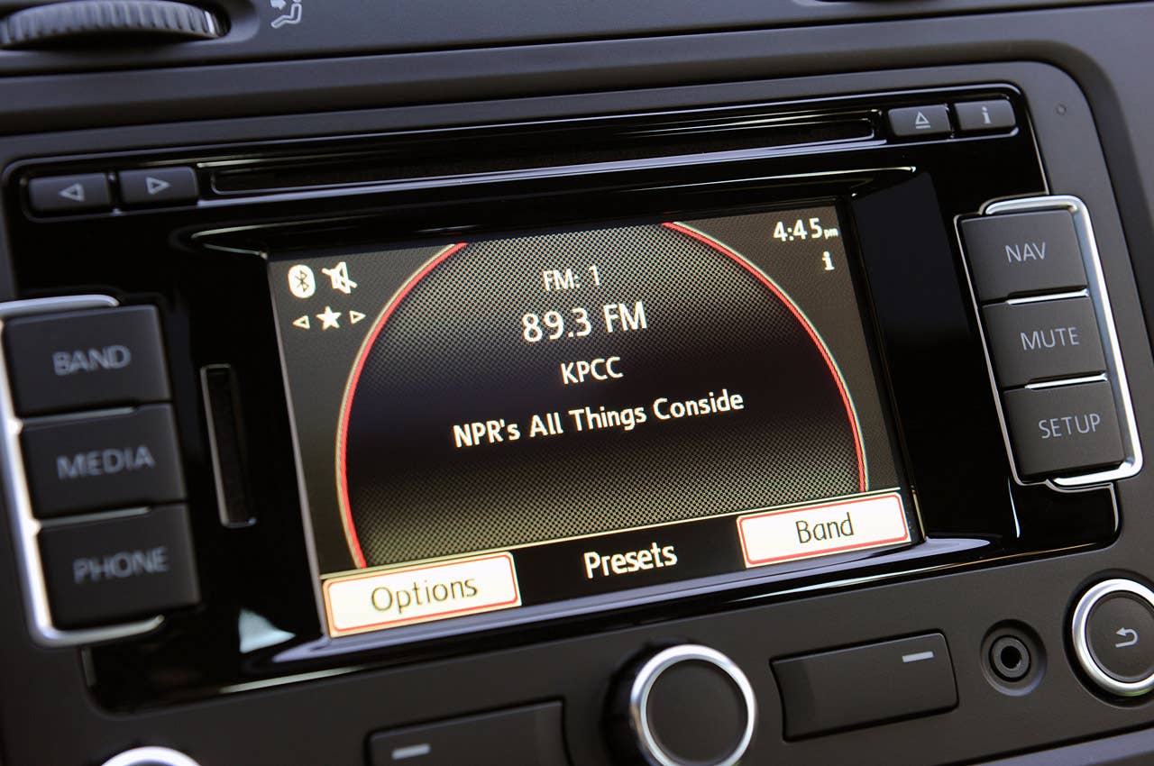 2012 Volkswagen Golf R audio system display