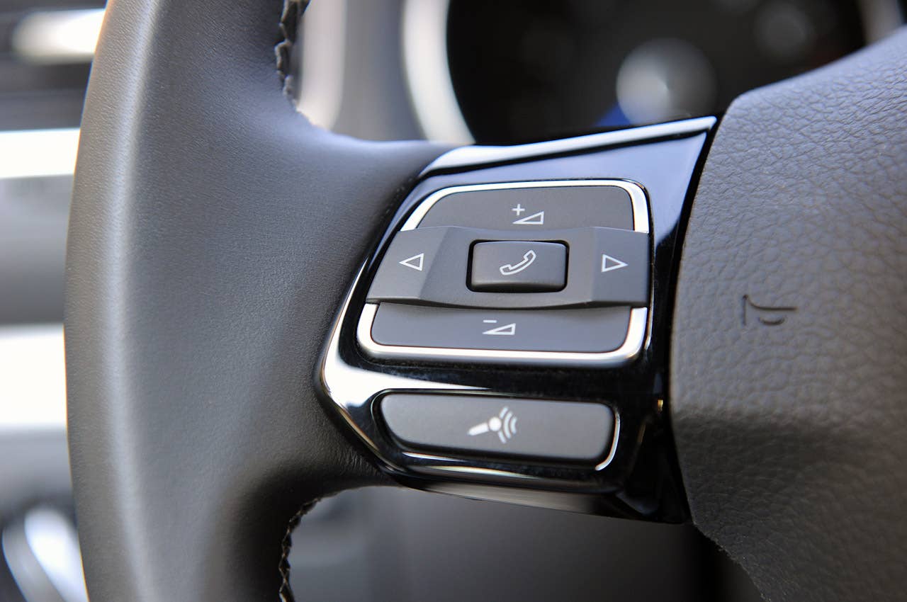 2012 Volkswagen Golf R steering wheel controls