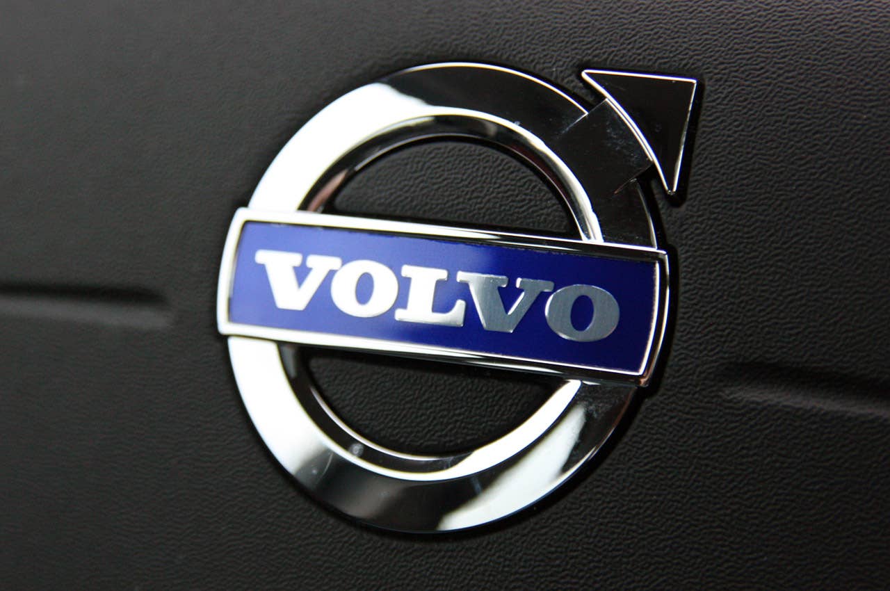 2011 Volvo S60 steering wheel logo