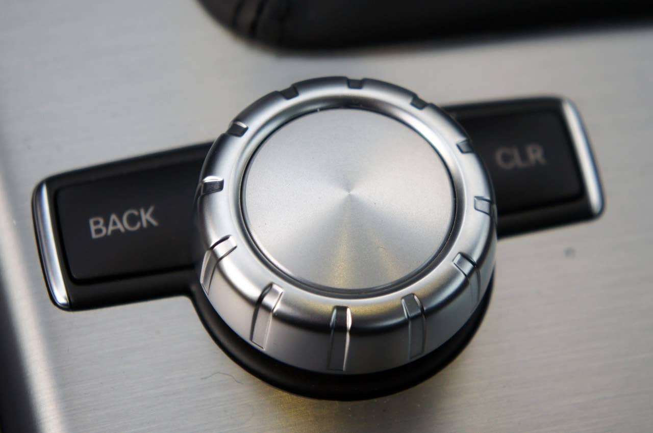 2012 Mercedes-Benz SLK350 multimedia system control knob