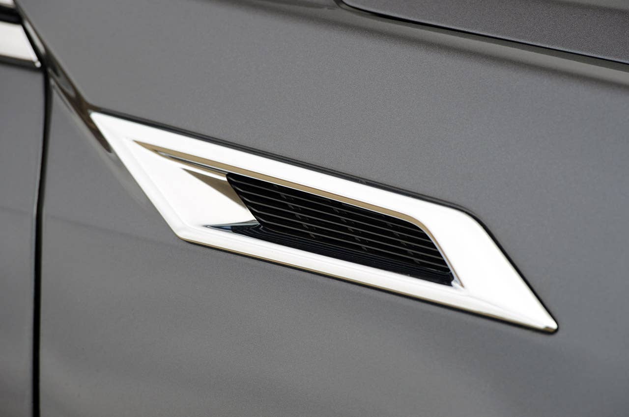 2011 Cadillac CTS-V Coupe side trim