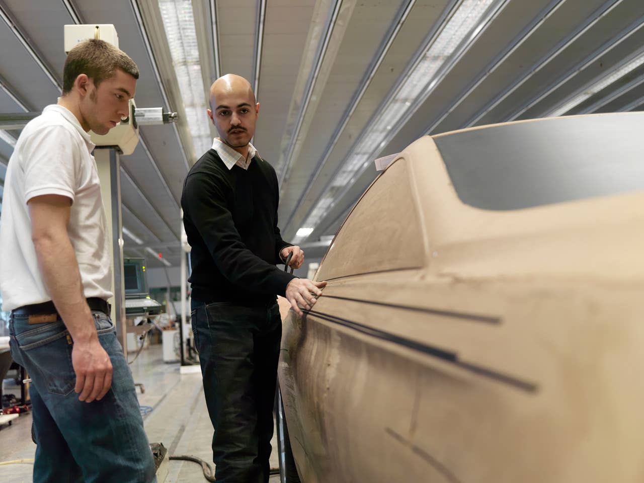Nader Faghizadeh (Exterior Designer BMW 6 Series Coupe on the right) and a modeller at a BMW 6 Series Coupe (03/2011).