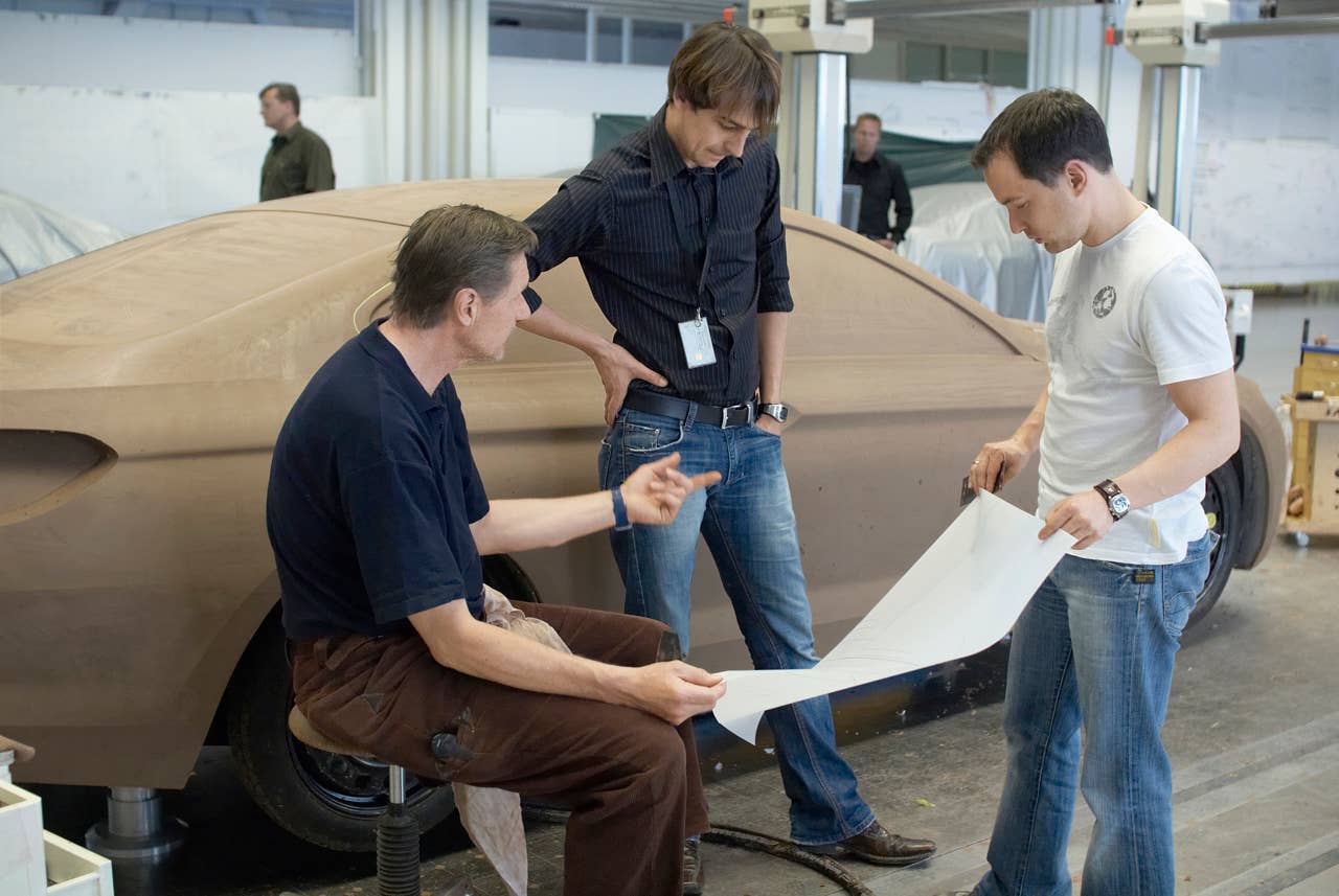Modeller discussing at the clay model of the BMW 6 Series Coupe (03/2011).
