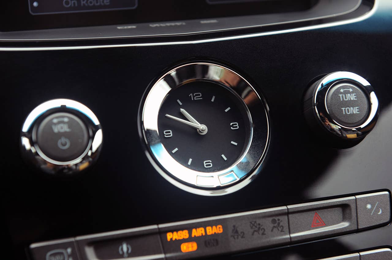 2011 Cadillac CTS-V Coupe analog clock