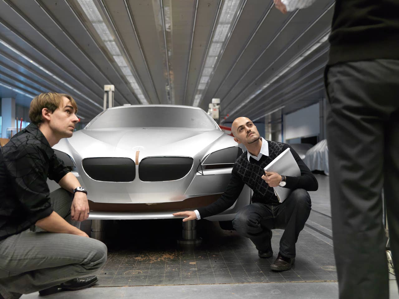 Decision - Nader Faghizadeh (Exterior Designer BMW 6 Series Coupe on the right) and a modeller in front of a BMW 6 Series Coupe model (03/2011).