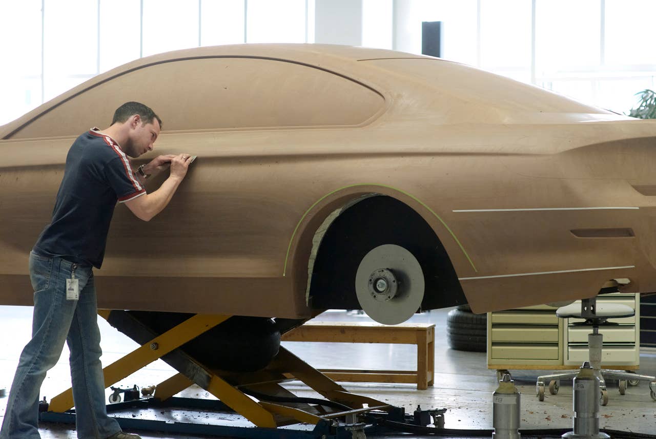 A modeller working on the clay model of the BMW 6 Series Coupe (03/2011).