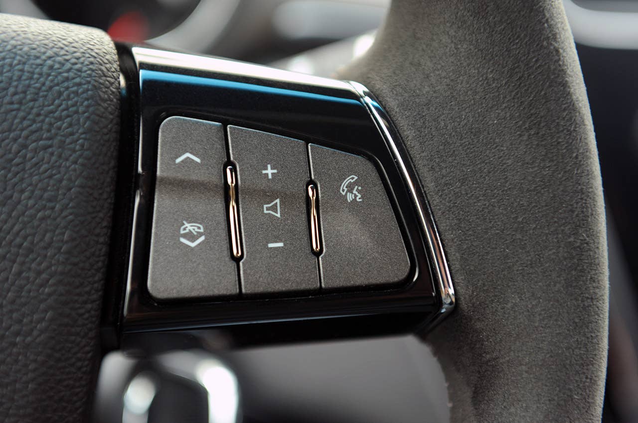 2011 Cadillac CTS-V Coupe steering wheel controls