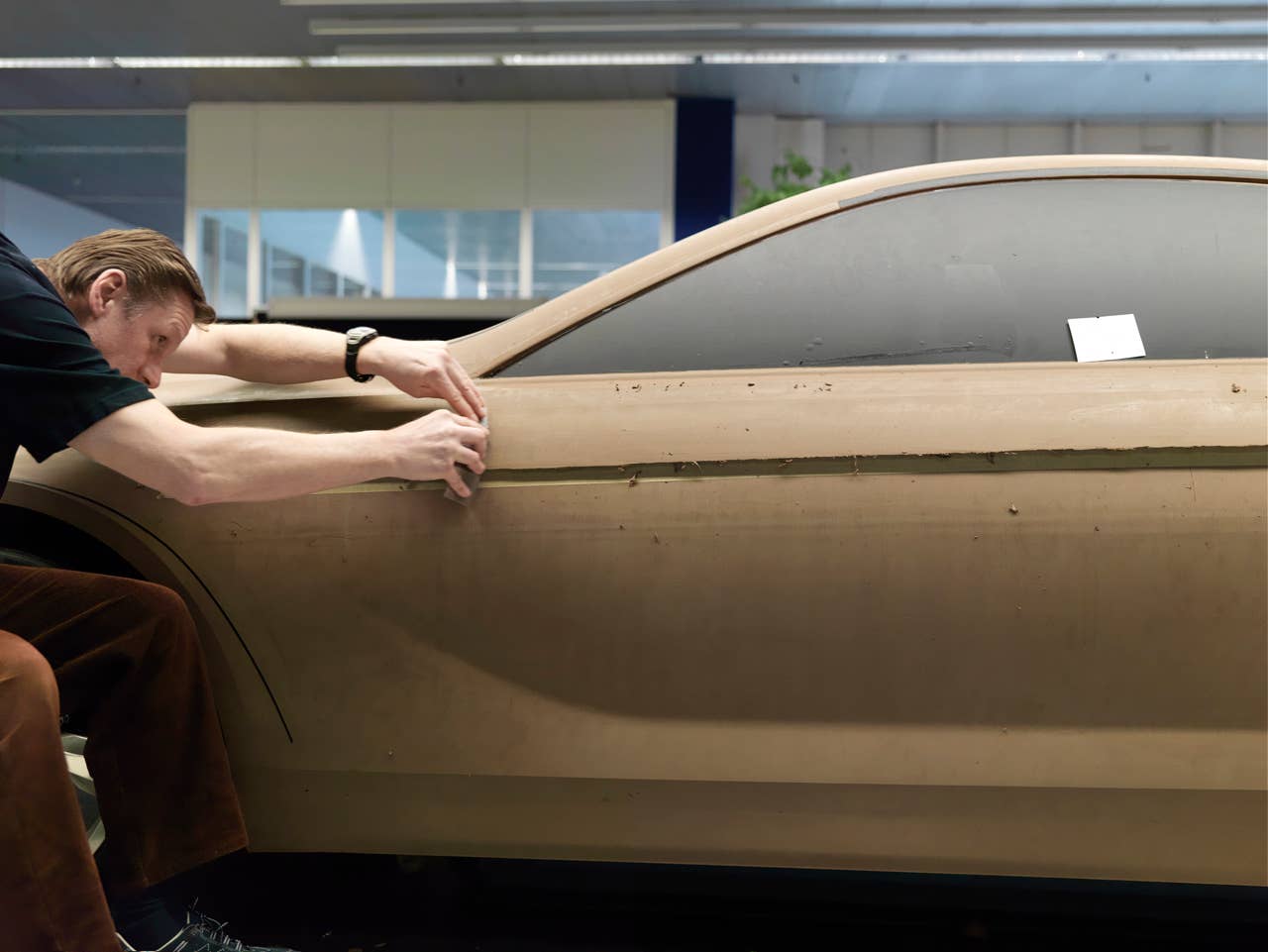 Perfect surfaces - A modeller at the clay model of the BMW 6 Series Coupe (03/2011).