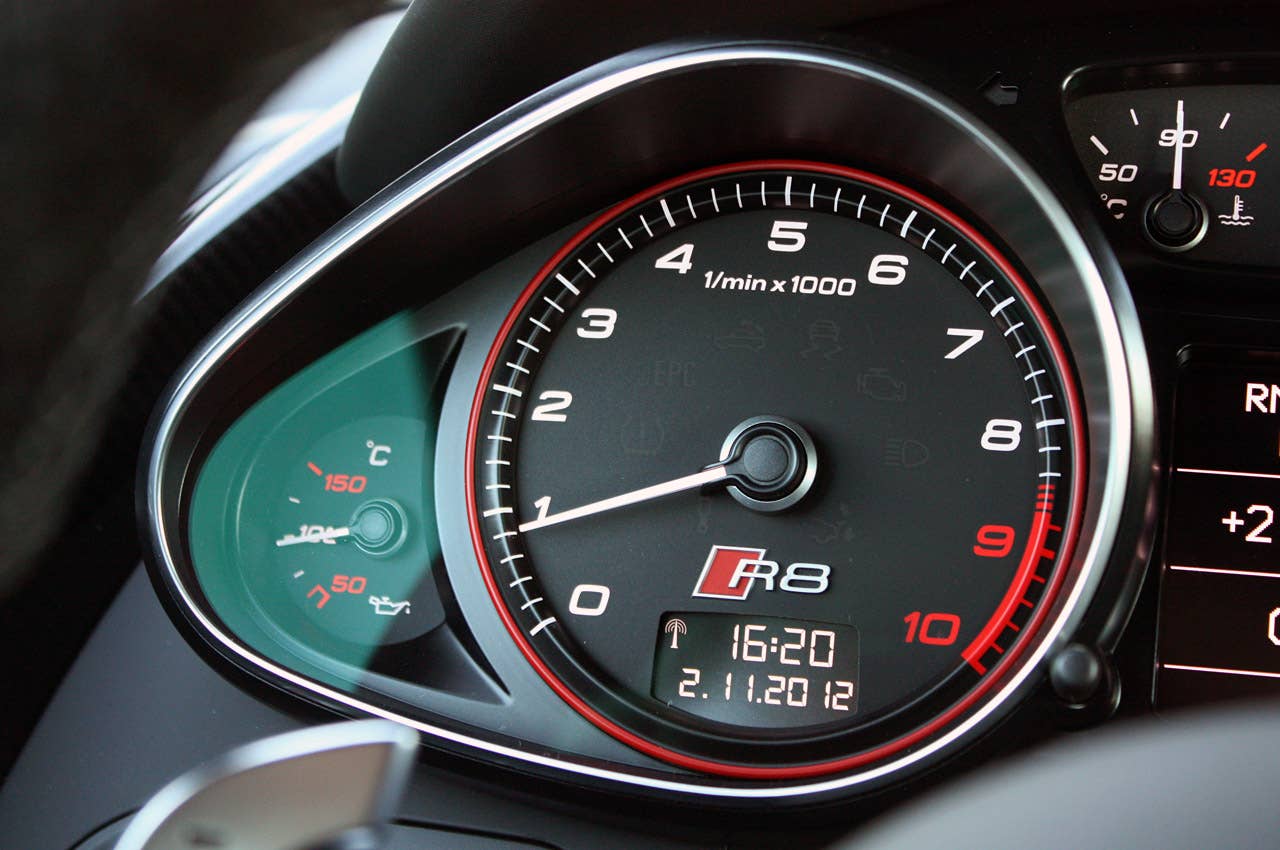 2014 Audi R8 V10 Plus tachometer