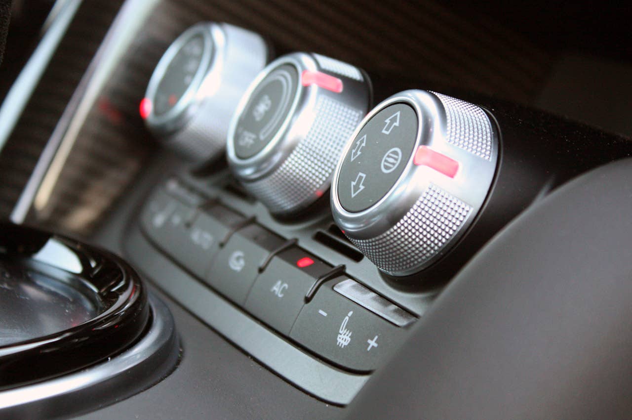 2014 Audi R8 V10 Plus climate controls