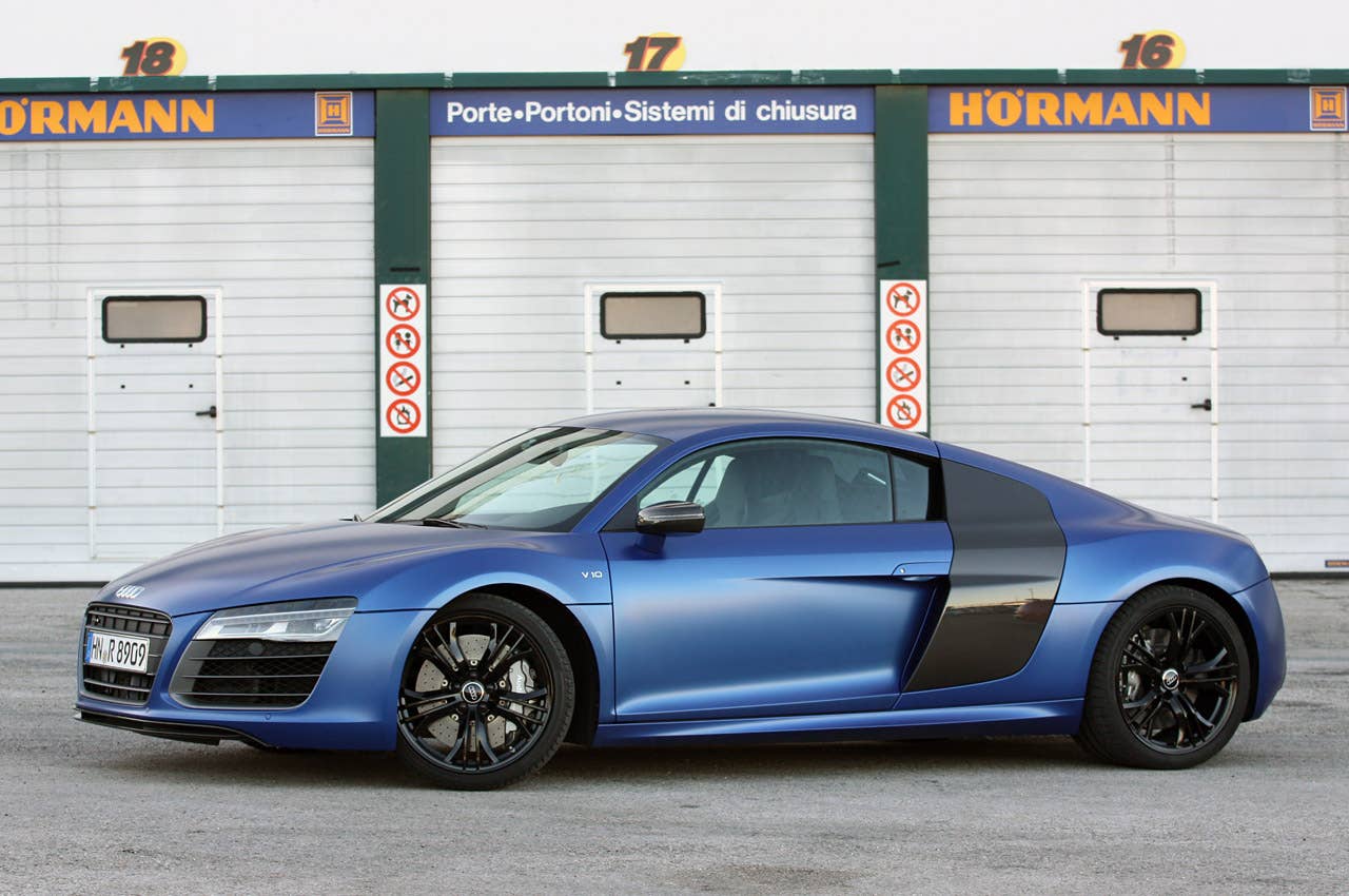 2014 Audi R8 V10 Plus front 3/4 view