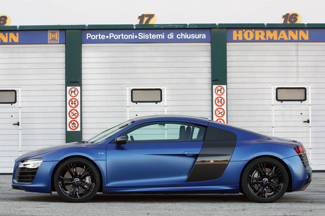 2014 Audi R8 V10 Plus side view