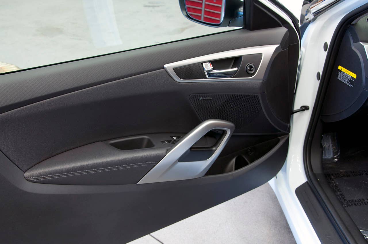 2012 Hyundai Veloster door