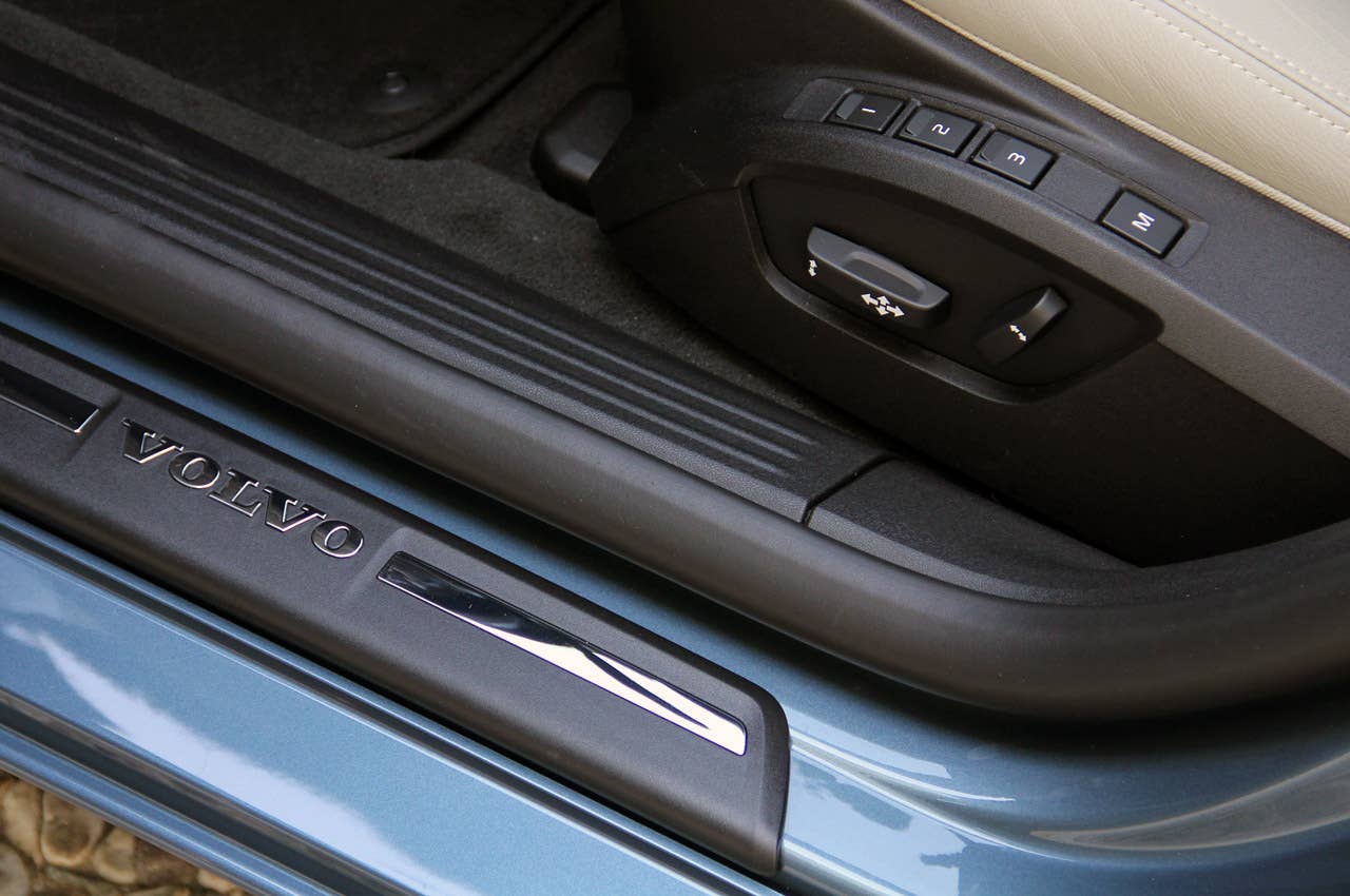 2013 Volvo V40 sill plate