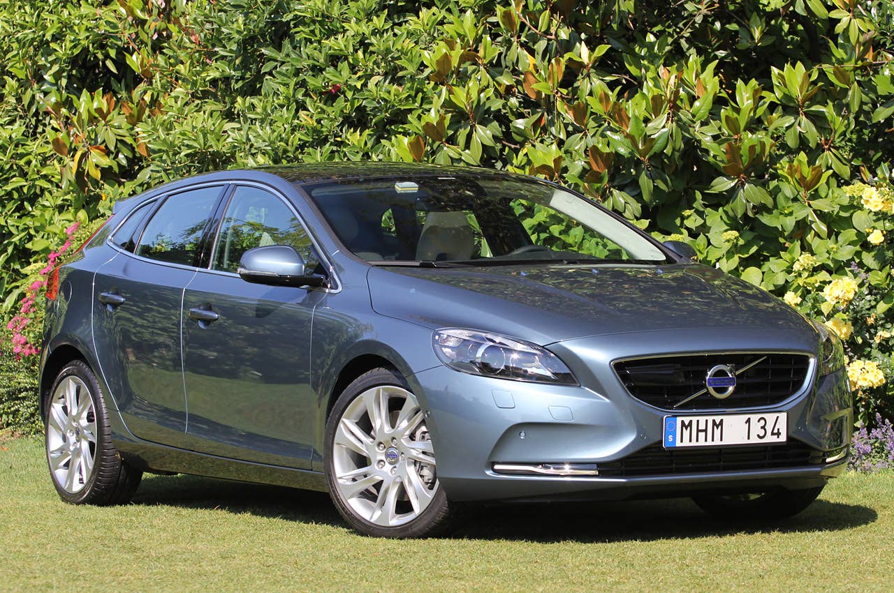 2013 Volvo V40 front 3/4 view